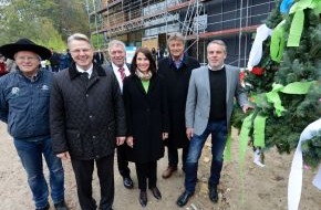 Deutsche Bundesstiftung Umwelt (DBU): Richtfest für neues Gebäude der Naturerbe GmbH mit der DBU-Kuratoriumsvorsitzenden Schwarzelühr-Sutter