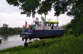 Polizei Duisburg: POL-DU: Minden-Lübbecke/Porta Westfalica/Duisburg: Boot der Wasserschutzpolizei "gestrandet" - aufwändige Bergung