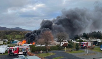 Freiwillige Feuerwehr Bad Honnef: FW Bad Honnef: Zwei brennende Campingwagen sorgen für starke Rauchentwicklung