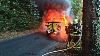Feuerwehr Bocholt: FW Bocholt: Fahrzeugbrand auf der Schloßallee - Feuerwehr Bocholt im Einsatz