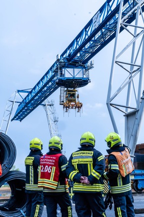 Feuerwehr MTK: H&ouml;henrettung und Menschenrettung unter Stahlringen: Realistische Einsatz&uuml;bung in Okriftel