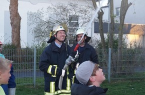Feuerwehr der Stadt Arnsberg: FW-AR: Voßwinkeler Wehr bringt Pfarrer dem Himmel ein Stück näher