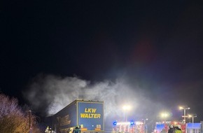 Feuerwehr Helmstedt: FW Helmstedt: Brand zweier Sattelauflieger