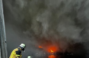 Feuerwehr Essen: FW-E: 1000 Quadratmeter große Lagerhalle der Entsorgungsbetriebe Essen (EBE) geht in Flammen auf, keine Verletzten