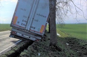 Polizeiinspektion Stralsund: POL-HST: Nach einem Verkehrsunfall sucht die Kriminalpolizei nun einen beteiligten Lkw und Zeugen