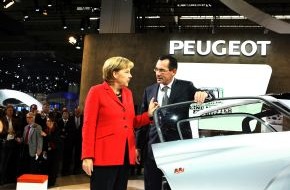 Peugeot Deutschland GmbH: Peugeot auf der IAA 2009 / Bundeskanzlerin informiert sich über Peugeot-Projekt "BB1"