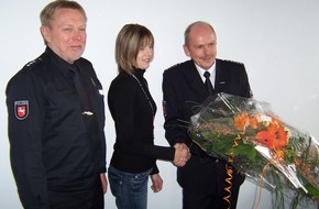 Polizeiinspektion Hildesheim: POL-HI: Polizei überreicht Nordstemmer Bürgerin einen Blumenstrauß für ihr couragiertes Verhalten. Exhibitionist gefasst!