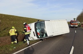 Freiwillige Feuerwehr Bedburg-Hau: FW-KLE: Verletzter Paketzusteller: Mit Kleintransporter umgekippt