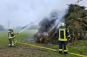 Feuerwehr der Stadt Arnsberg: FW-AR: Osterfeuer vorzeitig in Brand