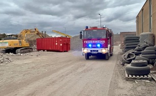 FW-AR: Löschzug Neheim trainiert Rettung mehrerer vermisster Personen - Drohnentechnik unterstützt Übung auf Firmengelände