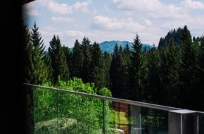 Panta Rhei PR AG: Frisch eröffnet: Allgäuer Bergwald Chalets empfangen erste Gäste