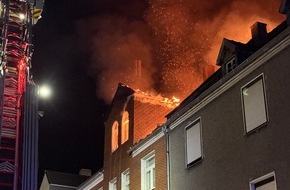 Feuerwehr Recklinghausen: FW-RE: Vollbrand eines Dachstuhls in Recklinghausen-Röllinghausen - keine Verletzten