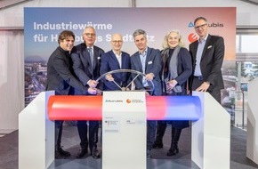 Aurubis AG: Press release: Symbolic start of industrial heat feed-in to Hamburg city network