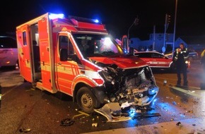 Feuerwehr Bergisch Gladbach: FW-GL: Schwerer Verkehrsunfall unter Beteiligung eines Rettungswagens der Feuerwehr Bergisch Gladbach