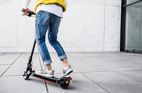 Kaufmann Sortimentsgroßhandel GmbH: Moovi vermarktet neuen E-Scooter "StVO Pro" gemeinsam mit der AXA als ersten bereits beim Kauf versicherten E-Scooter