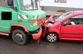 Polizeidirektion Trier: POL-PDTR: Verkehrsunfall in Fell - eine Leichtverletzte