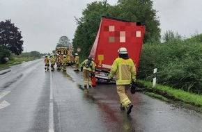 Polizeiinspektion Stade: POL-STD: LKW zwischen Stade und Hollern-Twielenfleth im Graben - Feierabendverkehr behindert
