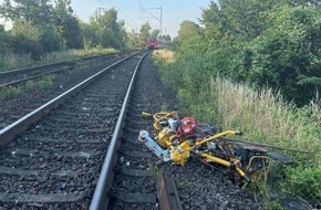 Bundespolizeidirektion Sankt Augustin: BPOL NRW: Bahnbetriebsunfall in Viersen - Zug kollidiert mit Arbeitsgeräten und Werkzeug