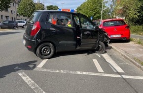 Polizei Duisburg: POL-DU: Röttgersbach: Verkehrsschilder umgefahren und mit zwei Autos kollidiert - 69-Jährige verletzt