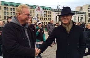 Wal- und Delfinschutz-Forum (WDSF): Japanischer Botschafter lässt Demonstranten gegen Delfinmassaker abblitzen - Unterstützung von Pierce Brosnan (FOTO)