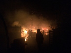 FW-EN: Brennende Gartenlauben sorgten für Großeinsatz der Hattinger Feuerwehr