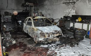 Polizeiinspektion Nienburg / Schaumburg: POL-NI: Kraftstoffverpuffung - Abzuwrackender PKW ausgebrannt und Mechaniker erleidet schwere Verbrennungen