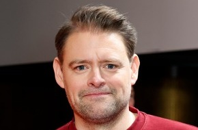 Wort & Bild Verlagsgruppe - Gesundheitsmeldungen: Max Giermann: "So viel Aufmerksamkeit zu bekommen, kostet mich Überwindung." / Der Komiker im Interview mit der "Apotheken Umschau"
