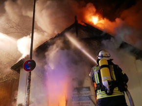 FW Celle: Gebäudebrand in der Hafenstraße - Gesamtbericht