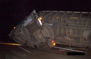 Polizeiinspektion Nienburg / Schaumburg: POL-STH: Rüben-Lkw kippt seine Ladung in den Graben