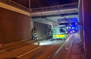 Feuerwehr Oberhausen: FW-OB: Auffahrunfall auf der Trasse mit zwei Bussen - mehrere Verletzte