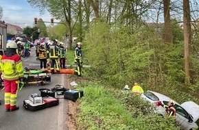 Feuerwehr Bochum: FW-BO: Schwerere Verkehrsunfall auf der Wuppertaler Straße in Linden - PKW rutsch in die Böschung, Fahrerin schwer verletzt.