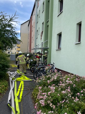 FW Lehrte: Schneller Einsatz der Feuerwehr verhindert Brandausbreitung im Mehrfamilienhaus