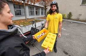 Mobilitätsakademie / Académie de la mobilité / Accademia della mobilità: carvelo2go et les " Pédaleurs TCS " collectent des briques de Lego