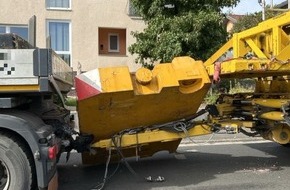 Polizeipr&auml;sidium S&uuml;dosthessen: POL-OF: Zehn-Tonnen-Gewicht fiel nach Vollbremsung von Schwertransport-Anh&auml;nger: Fl&uuml;chtiger Motorradfahrer gesucht