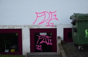 Kreispolizeibehörde Herford: POL-HF: Graffitis an Schulgebäude- Täter beschmieren Außenwände