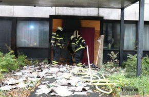 Feuerwehr Iserlohn: FW-MK: Zeitungspakete brennen am Gebäude
