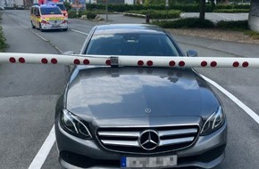 Kreispolizeibeh&ouml;rde Soest: POL-SO: Fahrzeug ger&auml;t unter Bahnschranke - Fahrer verletzt
