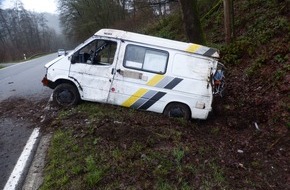 Kreispolizeibehörde Oberbergischer Kreis: POL-GM: 120120-0034: WOHNMOBIL GERIET INS SCHLEUDERN - FAHRER SCHWER VERLETZT