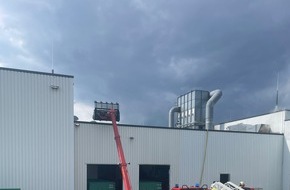 Freiwillige Feuerwehr Lage: FW Lage: Feuer auf Firmendach - Aufwändiger Großeinsatz für die Feuerwehr Lage