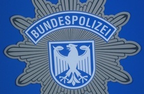 Bundespolizeidirektion M&uuml;nchen: Bundespolizeidirektion M&uuml;nchen: Mit Schrecken und Schmerzen davongekommen / Unfall am Bahn&uuml;bergang verl&auml;uft glimpflich