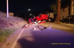 Feuerwehr Plettenberg: FW-PL: PKW- Fahrer konnte seinem Fahrzeug nach Kollision mit einer Betontreppe unverletzt entsteigen

Schwerer Verkehrsunfall auf der Ebbetalstraße in Plettenberg- Kückelheim in Höhe der ehemaligen Kolonie