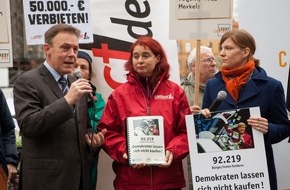 Campact e.V.: LobbyControl und Campact übergeben 100.000 Unterschriften an Innenminister Friedrich und SPD-Verhandlungsführer Oppermann / Obergrenze für Parteispenden und klare Regeln für Lobbyisten gefordert (FOTO)
