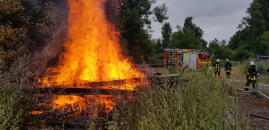 Feuerwehr Dortmund: FW-DO: Brand eines 10m² großen Holzstapels an bekanntem Einsatzobjekt