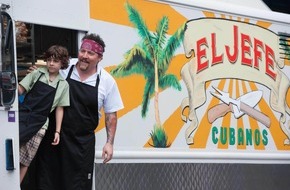 ZDF: Free-TV-Premiere im ZDF: "Kiss the Cook - So schmeckt das Leben!" / Komödie mit Jon Favreau und Dustin Hoffman (FOTO)