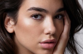 Universal International Division: DUA LIPA knackt mit ihrer aktuellen Single "New Rules" die Nummer 1 der englischen Charts