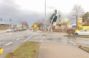 Polizeidirektion Kaiserslautern: POL-PDKL: Gegen Ampelanlage gefahren und abgehauen