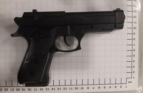 Bundespolizeidirektion Sankt Augustin: BPOL NRW: Mann richtet Waffe auf Reisende - Bundespolizei stellt Anscheinswaffe sicher