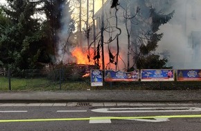 Freiwillige Feuerwehr Sankt Augustin: FW Sankt Augustin: Brennende Gartenlaube in Menden