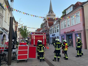 FW-AUR: Flammenüberschlag bedroht mehrere Gebäude