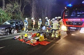 Feuerwehr Essen: FW-E: Schwerer Verkehrsunfall - eine Person im Fahrzeug eingeschlossen
